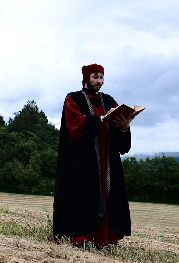 Dante con il retro del castello di Romena