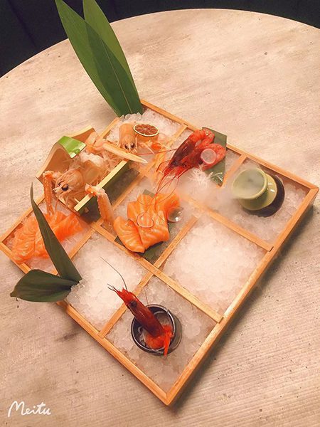 Piatto Crudo con sashimi di salmone e gamberi